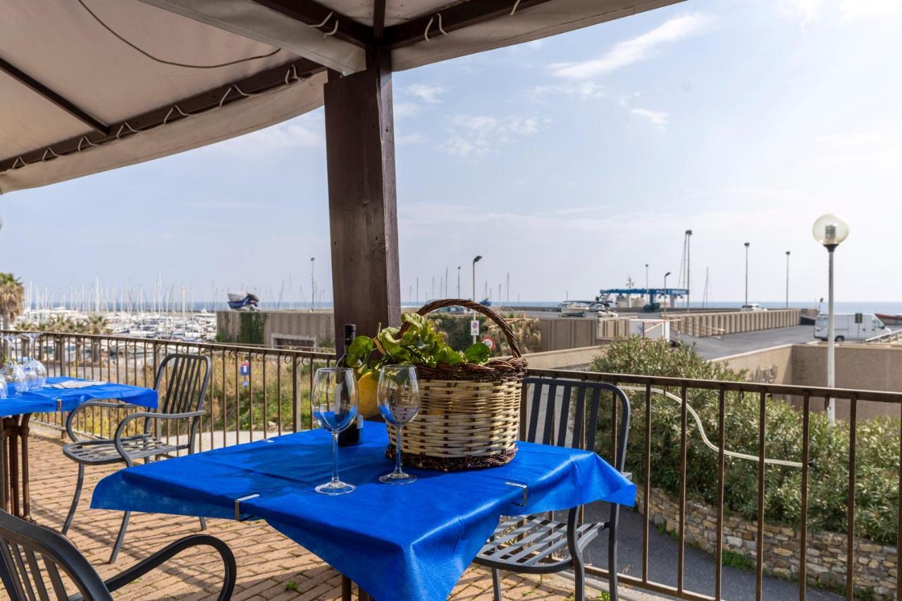 Albergo Ristorante Lucciola Santo Stefano al Mare Exterior photo