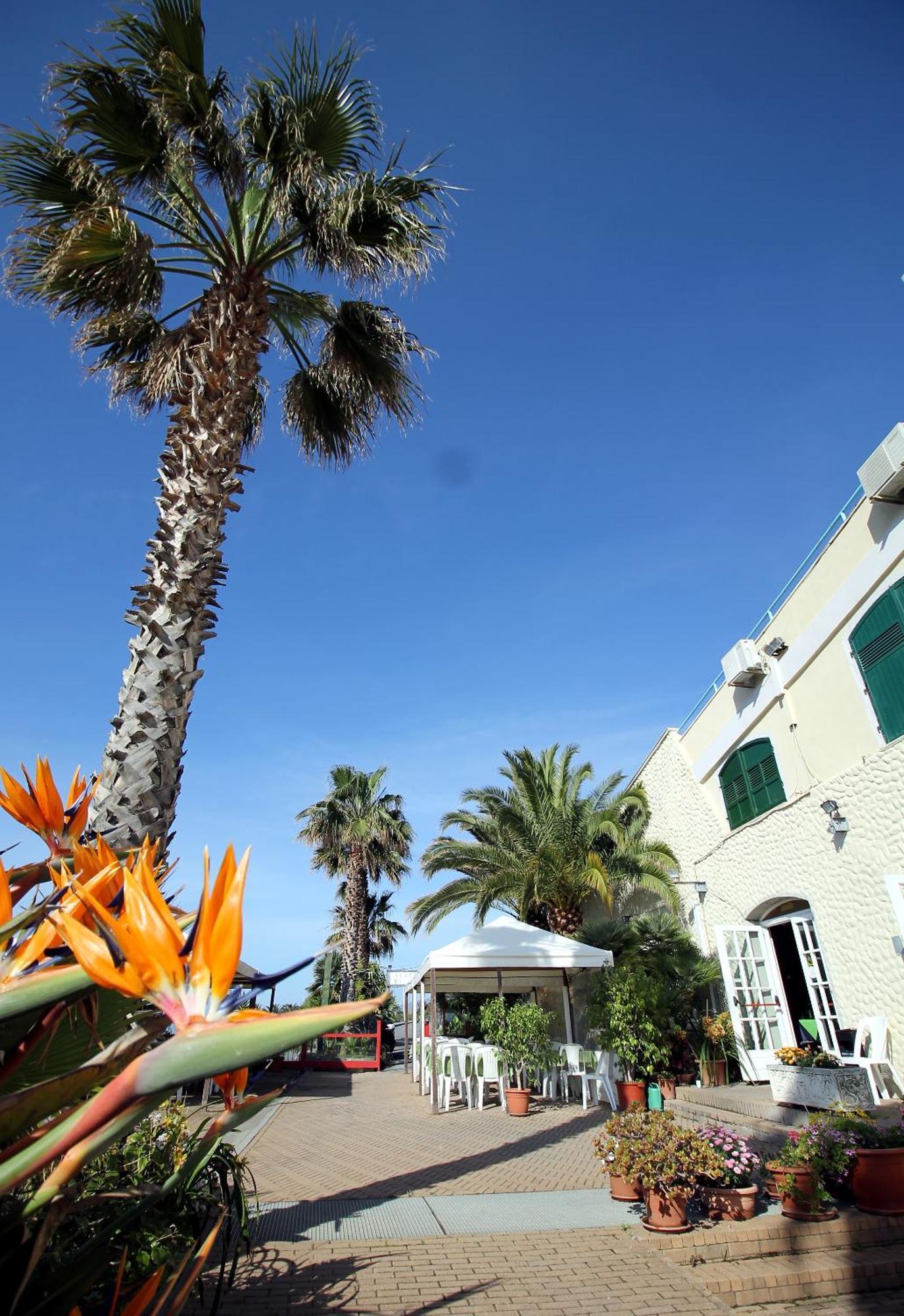 Albergo Ristorante Lucciola Santo Stefano al Mare Exterior photo