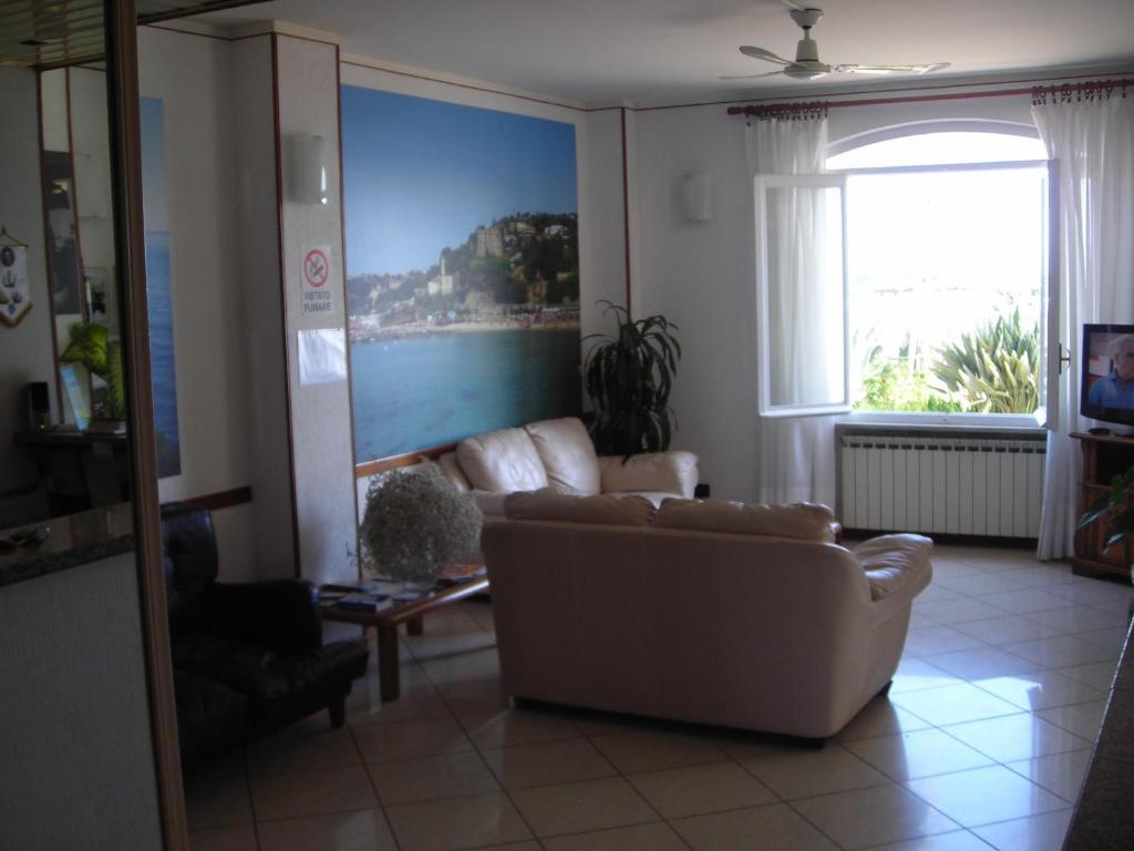 Albergo Ristorante Lucciola Santo Stefano al Mare Exterior photo