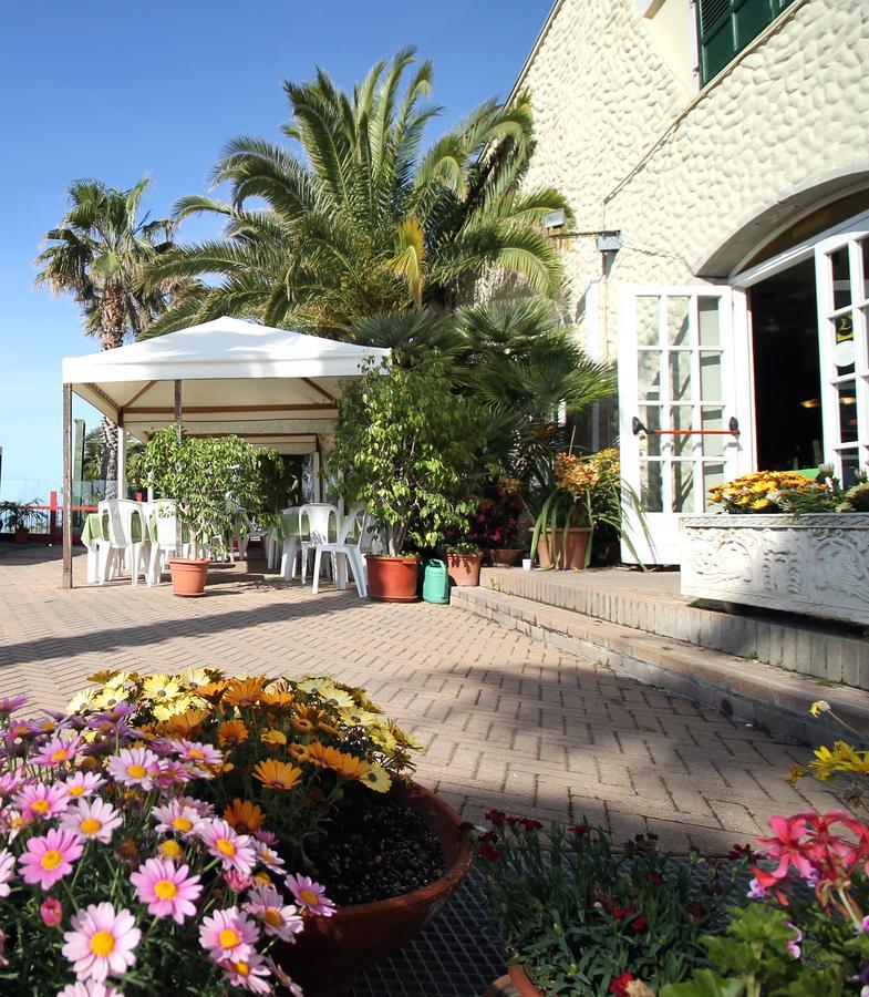 Albergo Ristorante Lucciola Santo Stefano al Mare Exterior photo