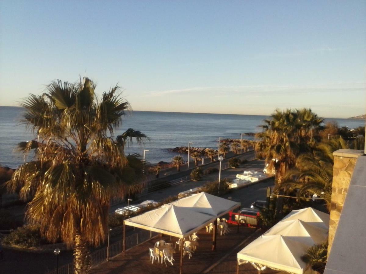 Albergo Ristorante Lucciola Santo Stefano al Mare Exterior photo